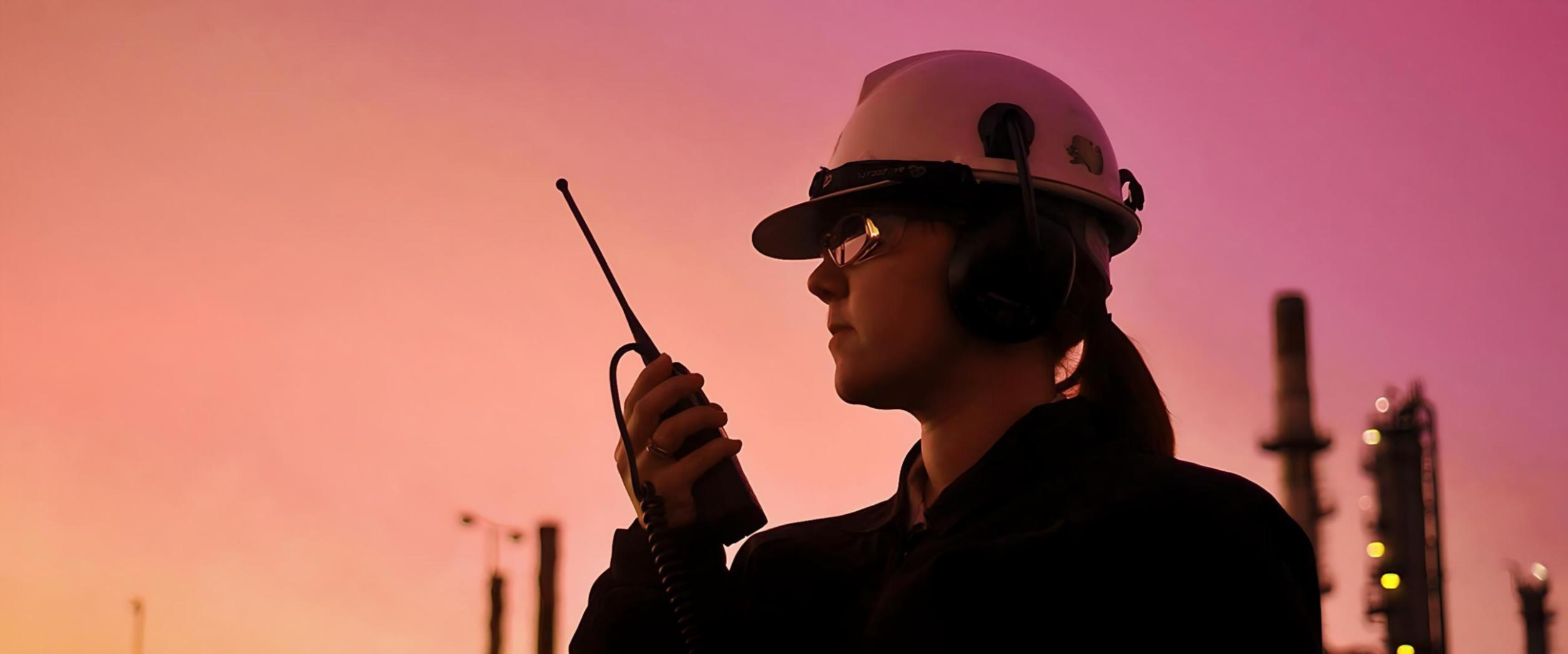 Specjaliści podczas konsultacji nad dokumentacją techniczną złoża